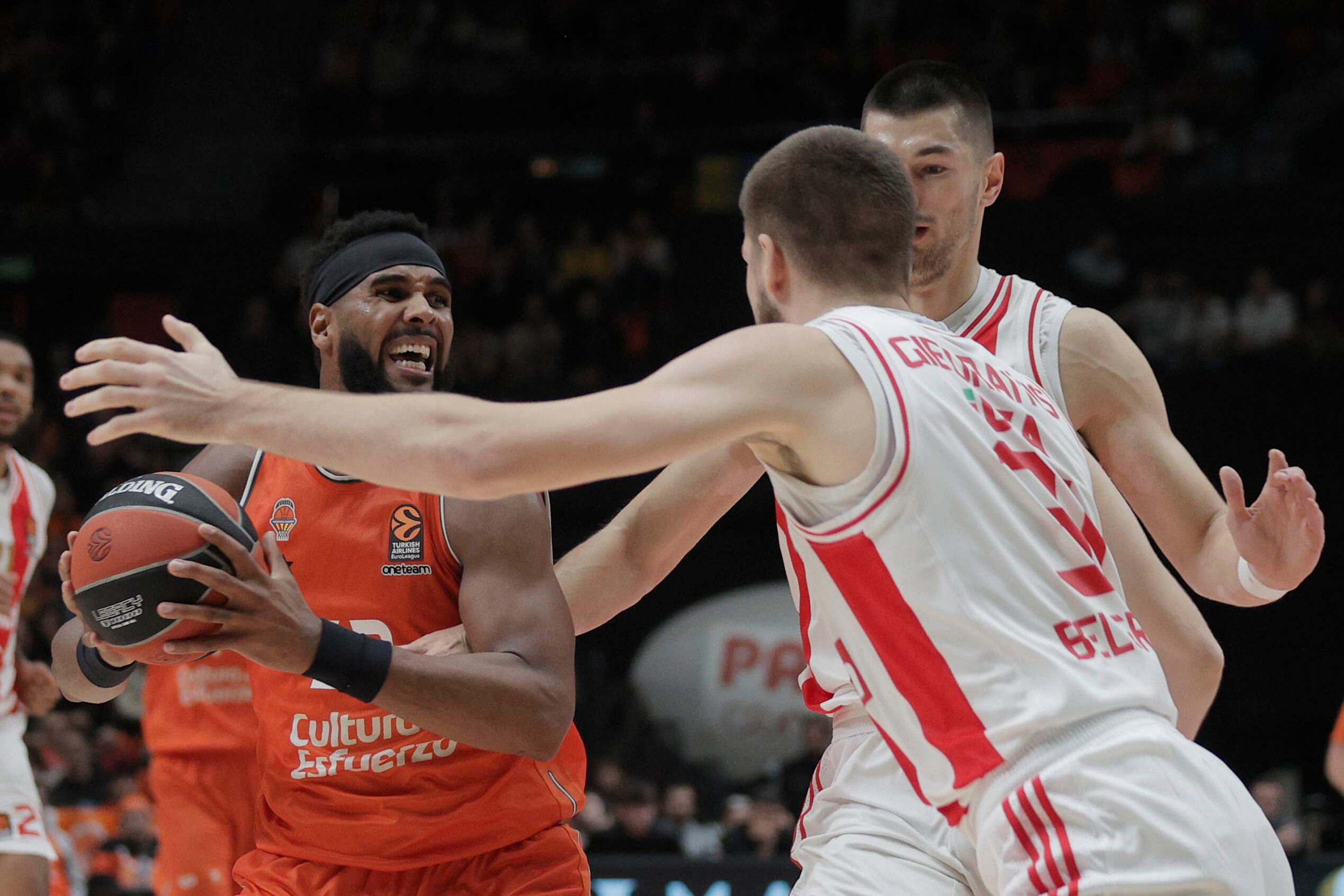 VALENCIA, 06/12/2023.- El pívot estadounidense del Valencia Basket Brandon Davies (i) protege una posesión durante el partido de la jornada 12 de la EuroLiga que Valencia Basket y Estrella Roja disputan hoy miércoles en La Fuente de San Luis, en Valencia. EFE/Manuel Bruque
