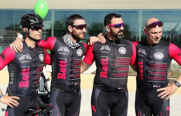 Dani Rovira junto a sus compañeros de equipo ciclista, antes de salir ayer camino de Roma.