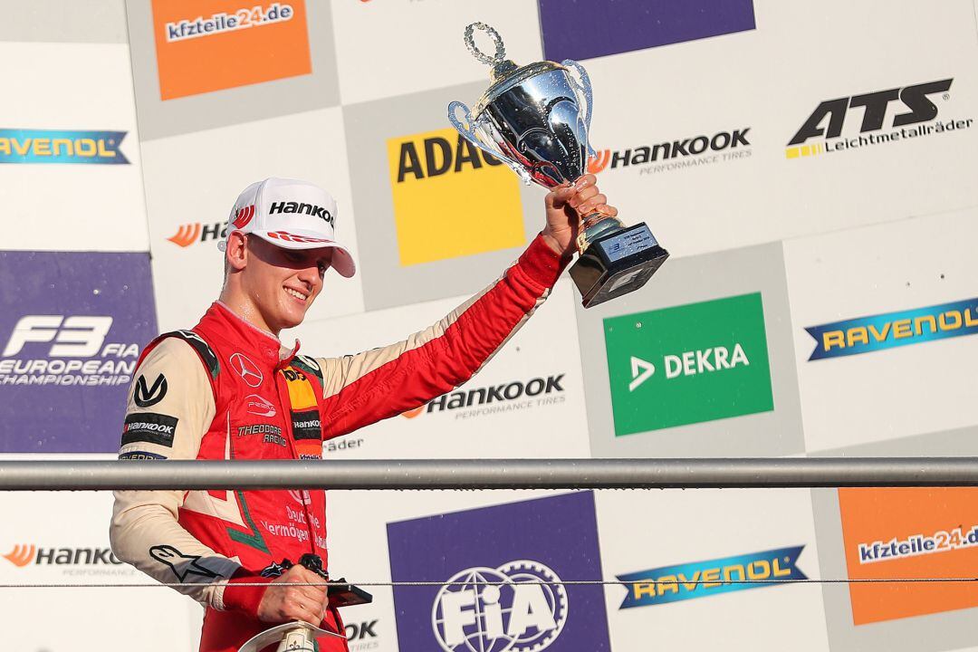 Mick Schumacher celebra su segunda posición el la carrera