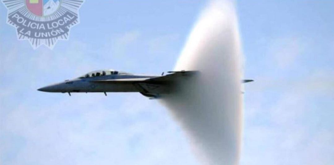 Avión rompe la barrera del sonido
