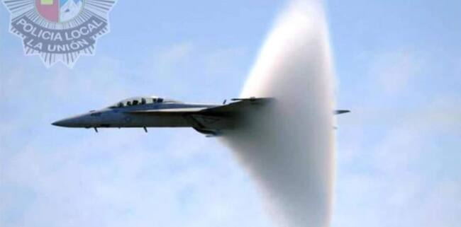 Avión rompe la barrera del sonido