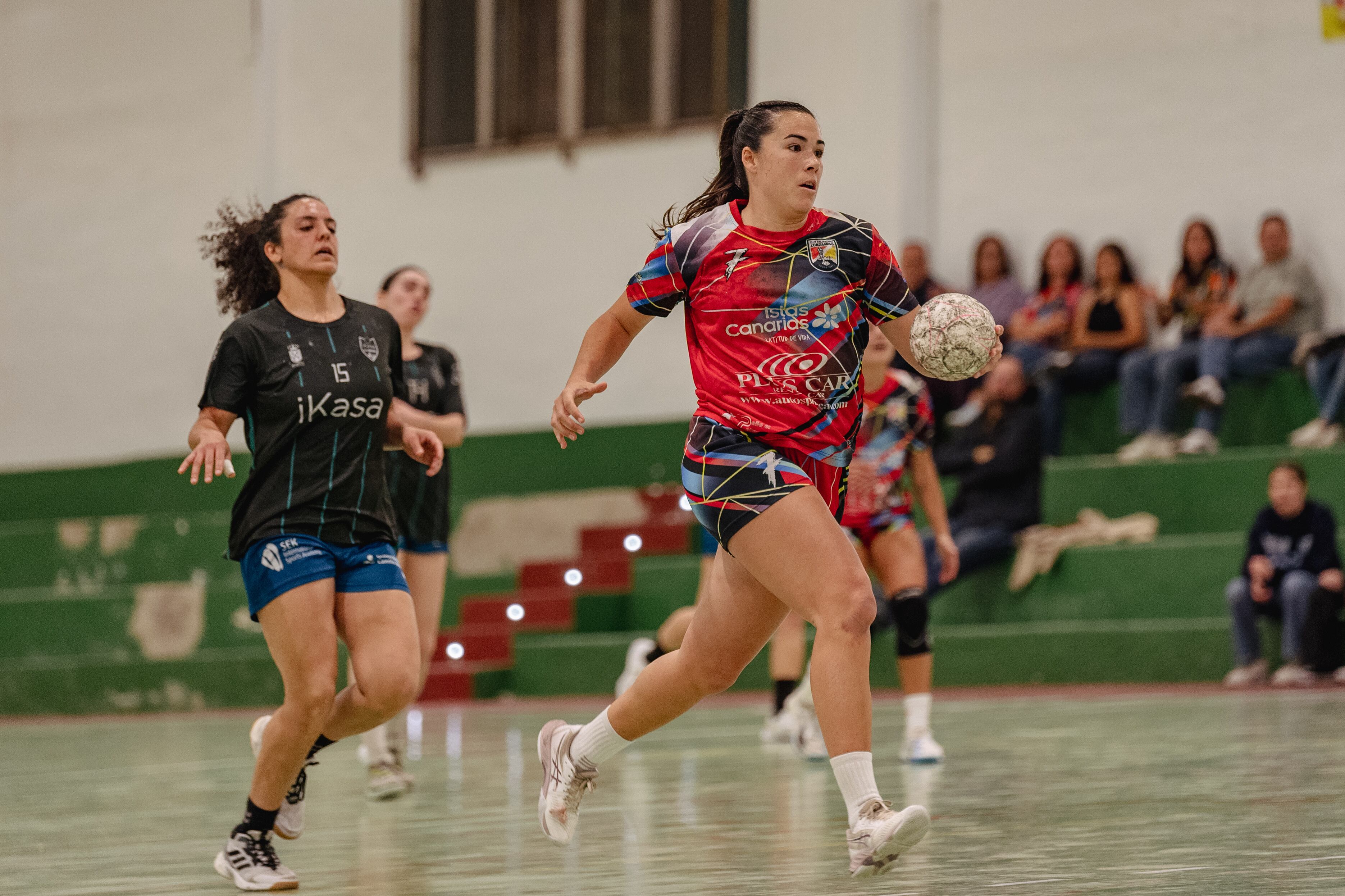 Brenda Roger en un partido del Zonzamas Plus Car Lanzarote: