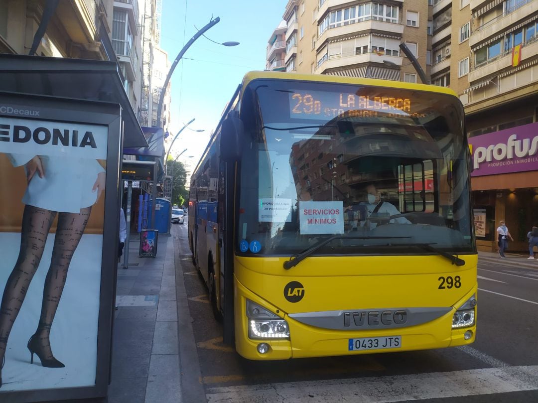 Un autobús de Latbus en servicios mínimos durante la última huelga de los trabajadores de esta empresa a finales de 2020