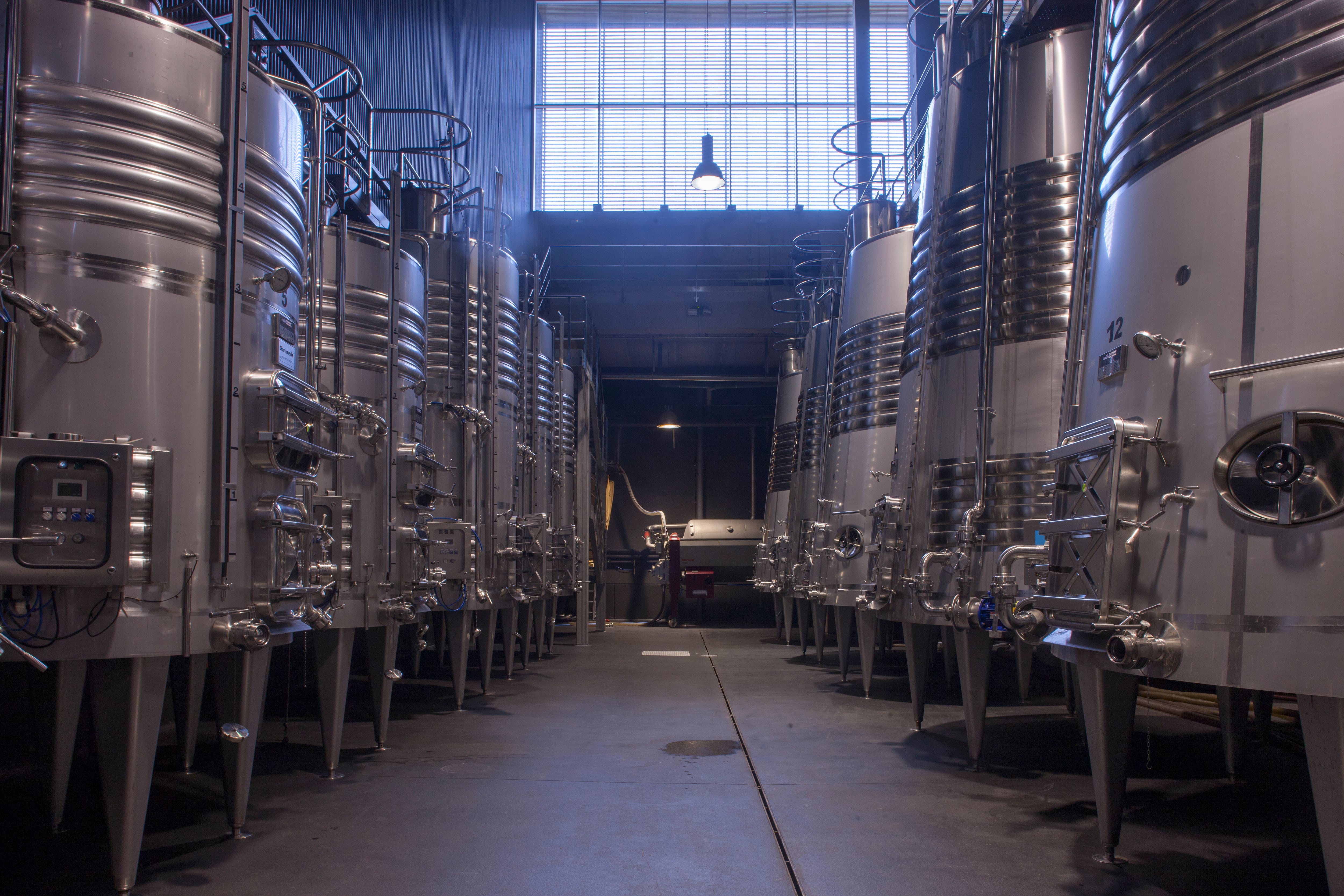 Hilera de depósitos en una bodega de la Denominación de Origen Calificada (DOCa) Rioja.