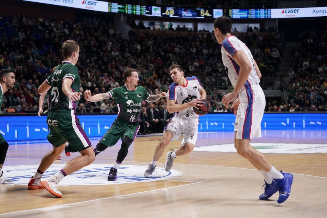 Chris Czerapowicz y Dejan Kravic, en un ataque del Obra en la pista del Unicaja