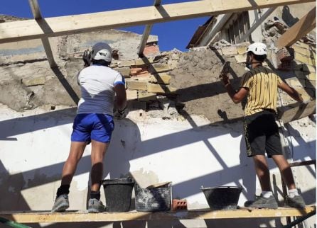 La ONG Arquitectura Sin Fronteras realiza escuelas taller para regenerar las viviendas