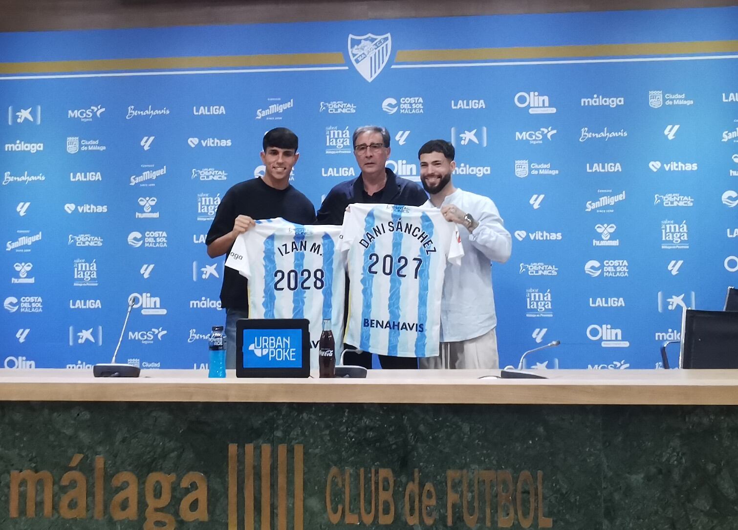 Dani Sánchez e Izan Merino posan sonrientes junto a Loren Juarros