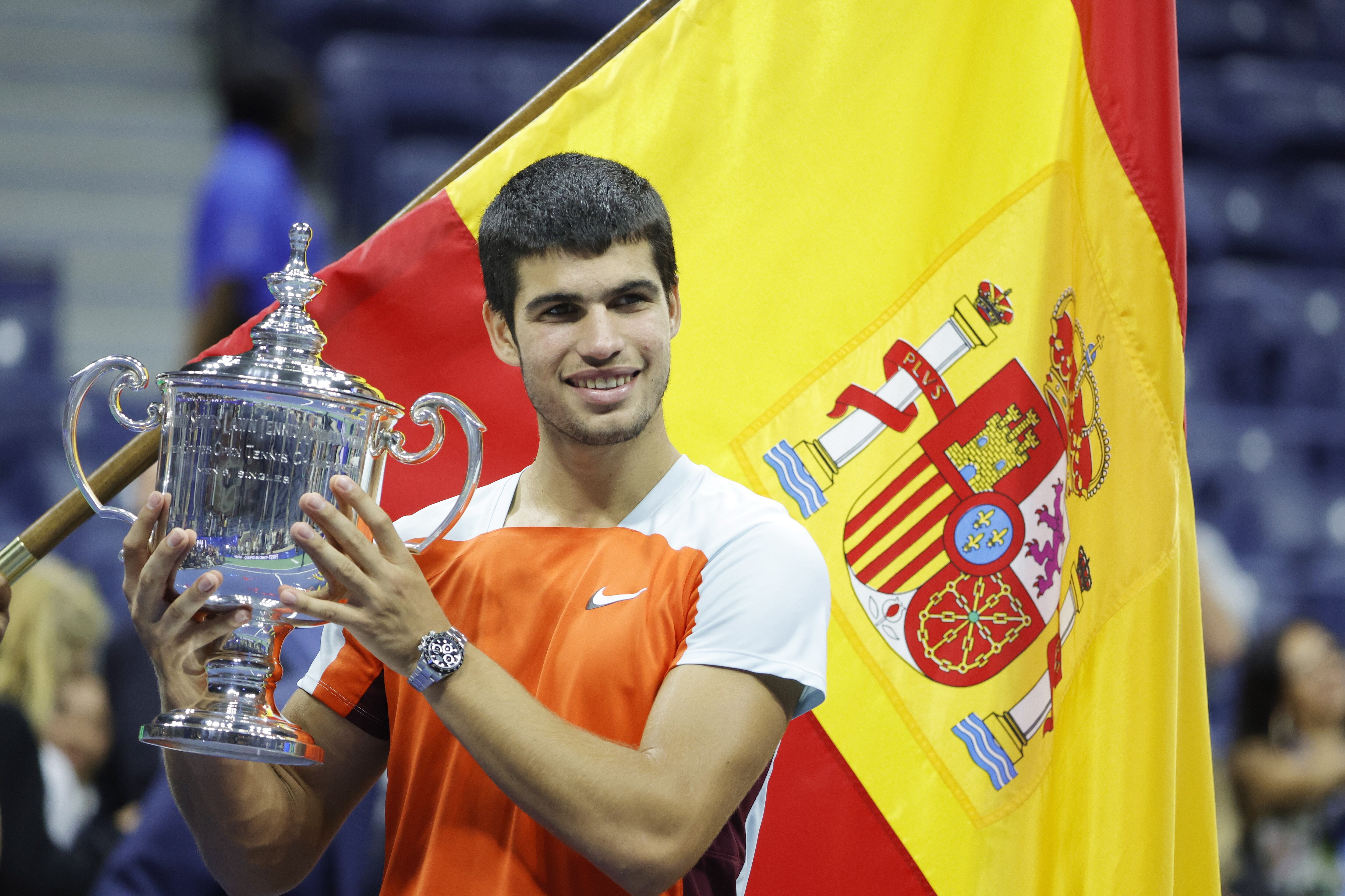 Carlos Alcaraz levanta el trofeo como ganador del US Open