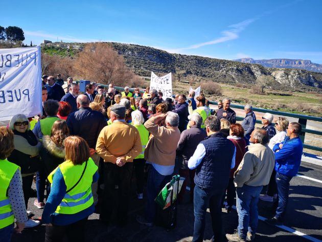 Movilización vecinal en la reapertura del puente sobre el río Baza en Benamaurel