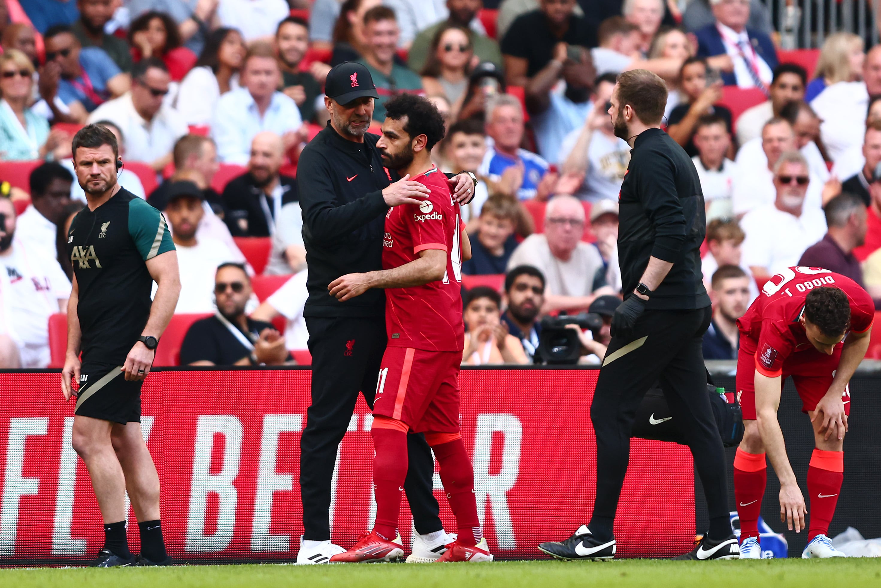 Mohamed Salah saluda a Klopp después de lesionarse con el Liverpool