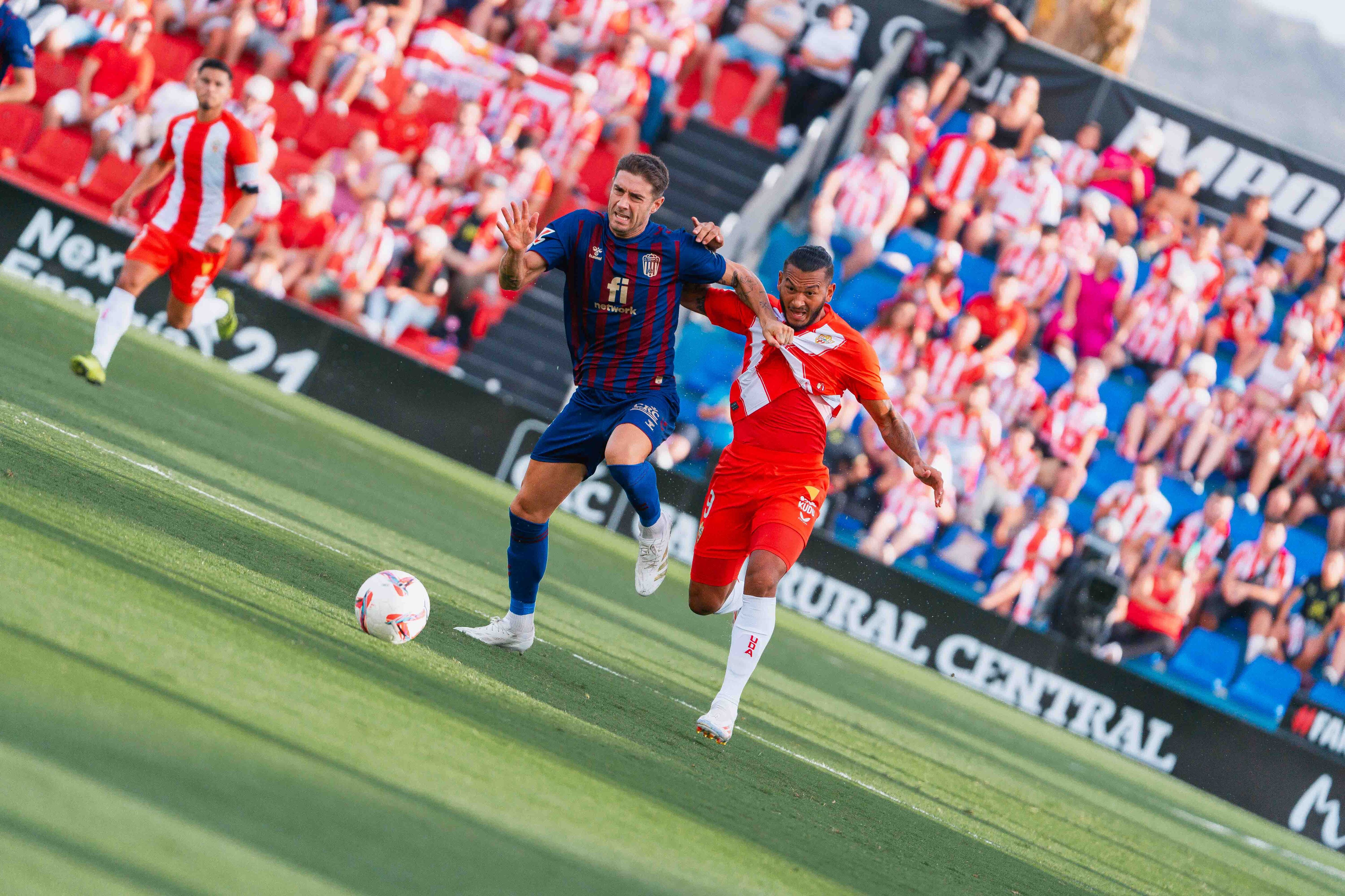 Luis Suárez disparó al poste en la primera mitad pero después ya no tuvo más oportunidades de gol.