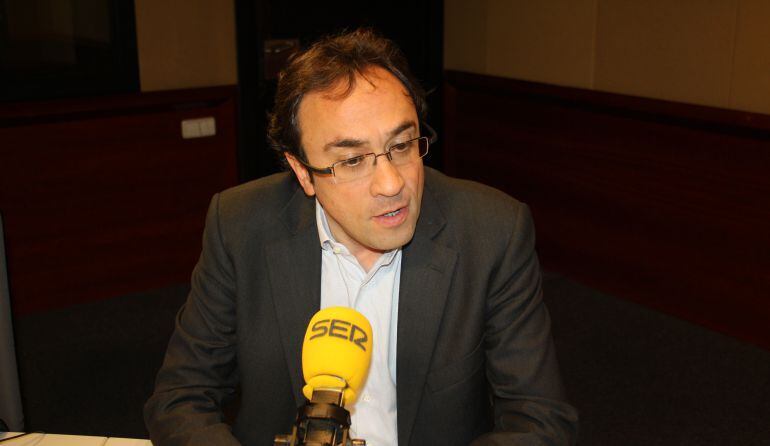 Imatge d'arxiu del conseller Josep Rull en una entrevista als estudis de Ràdio Barcelona