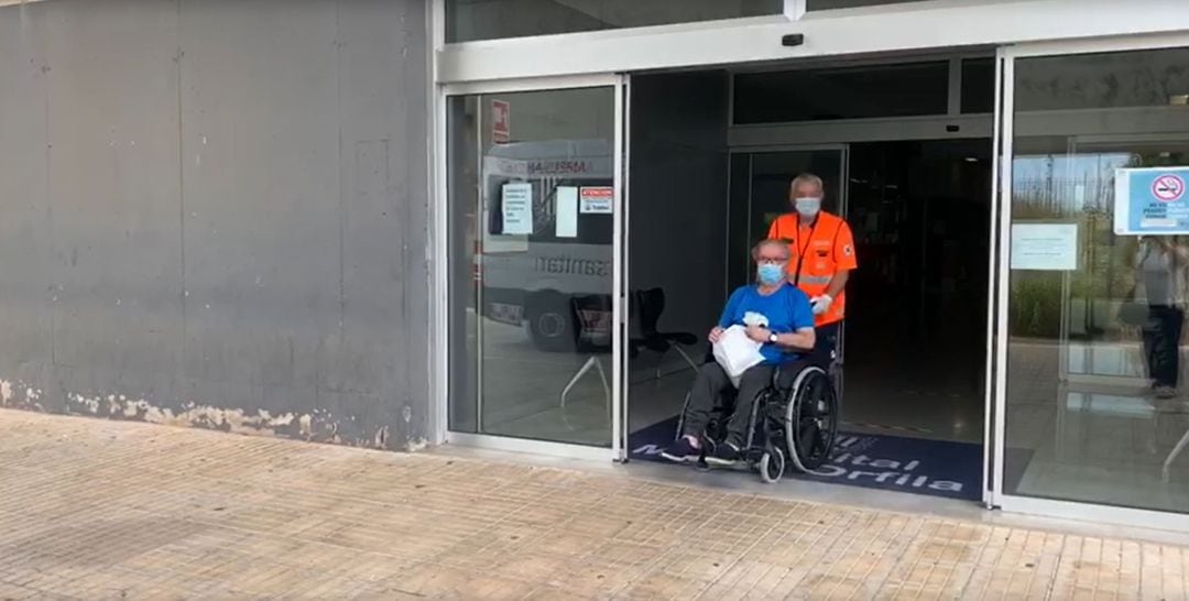 El último paciente, abandona el hospital