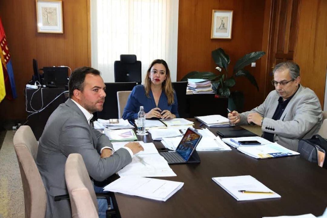 La presidenta del Cabildo de Lanzarote, María Dolores Corujo, y el consejero de Obras Públicas, Jacobo Medina, con el director general de de Infraestructura Viaria del Gobierno de Canarias, José Luis Delgado.