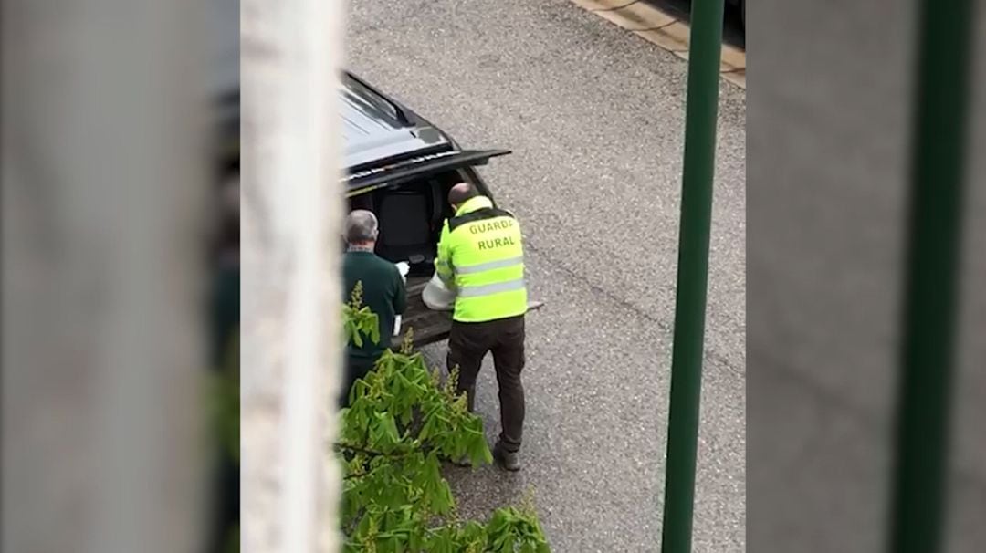 Imagen del vídeo distribuido por la Guardia Civil en el que se puede ver al guarda rural repartiendo setas