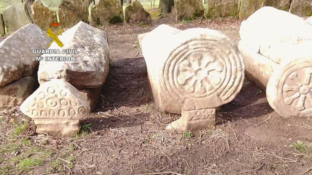 Alguna de las estelas recuperadas