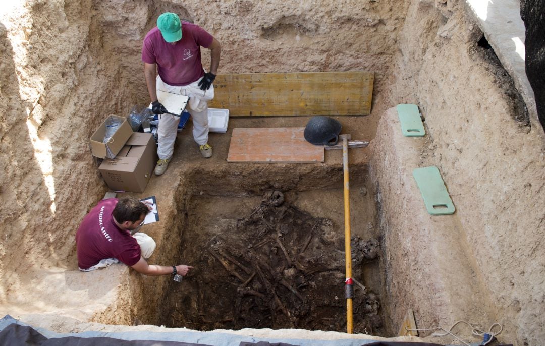 Trabajos de exhumación en el cementerio de Paterna en una imagen de archivo