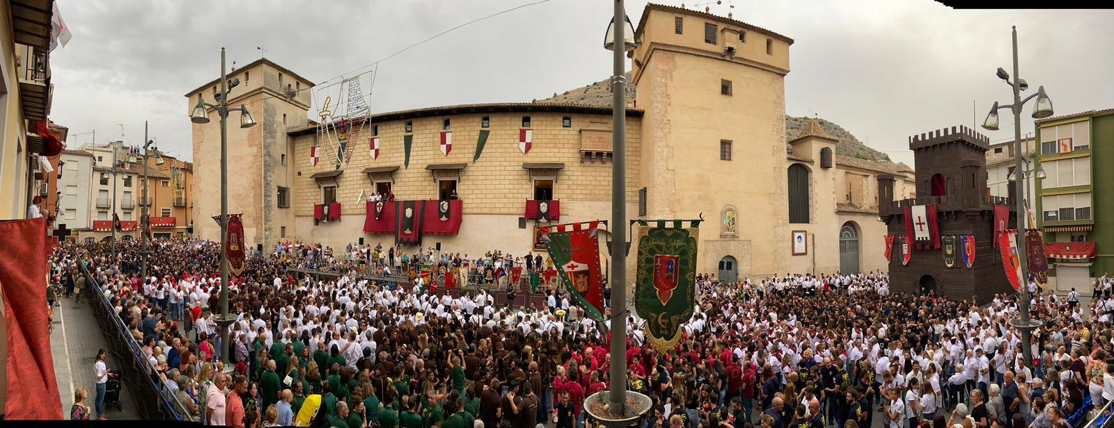 Imagen del Palau Comtal durante las Fiestas de Moros y Cristianos durante el Himno