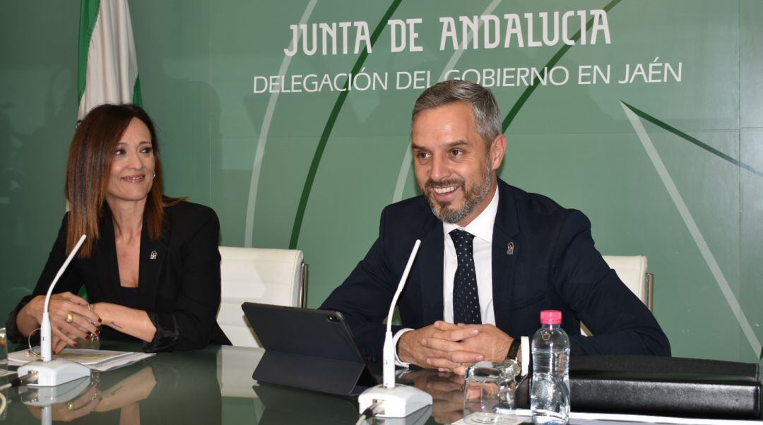 Maribel Lozano, delegada del Gobierno de la Junta en Jaén y Juan Bravo, consejero de Hacienda de la Junta de Andalucía.