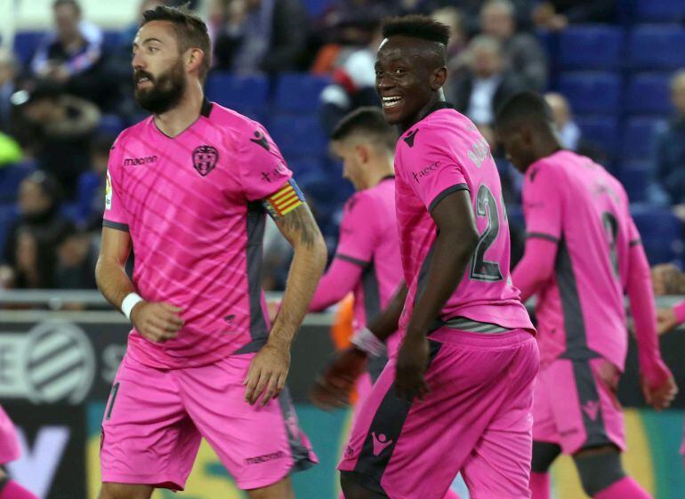 El centrocampista del Levante UD A.J.Morales celebra junto a Boateng su primer gol ante el RCD Espanyol