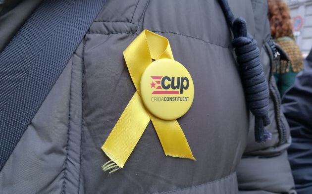 Chapa de la CUP con un lazo amarillo el día de la declaración de Boya