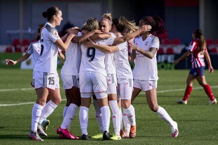 Jugadoras del Madrid CFF celebrando el gol de Macarena Portales ante el Atlético de Madrid.