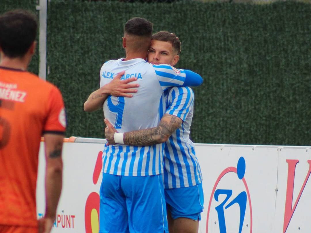 Álex García y Pablo Madrid celebran durante el partido