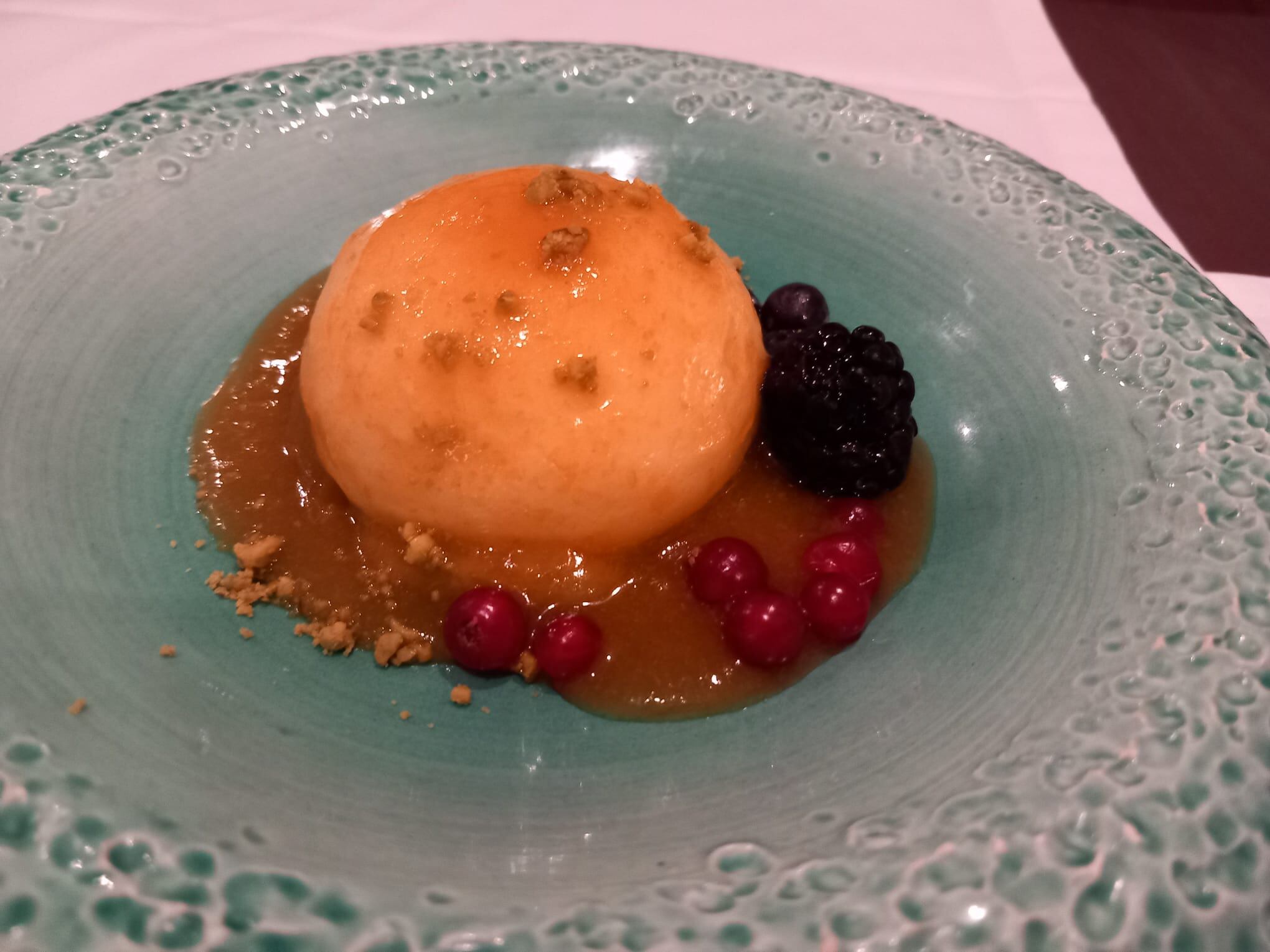 Ligera mousse de quesos con corazón de membrillo y reducción de naranja amarga