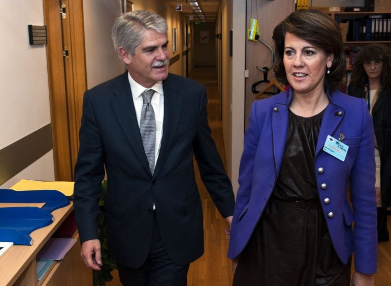 La presidenta de Navarra, Yolanda Barcina, con el entonces embajador de España ante la UE, Alfonso Dastis Quecedo, en la Representación Permanente de España ante la UE. Fotografía de 2012  