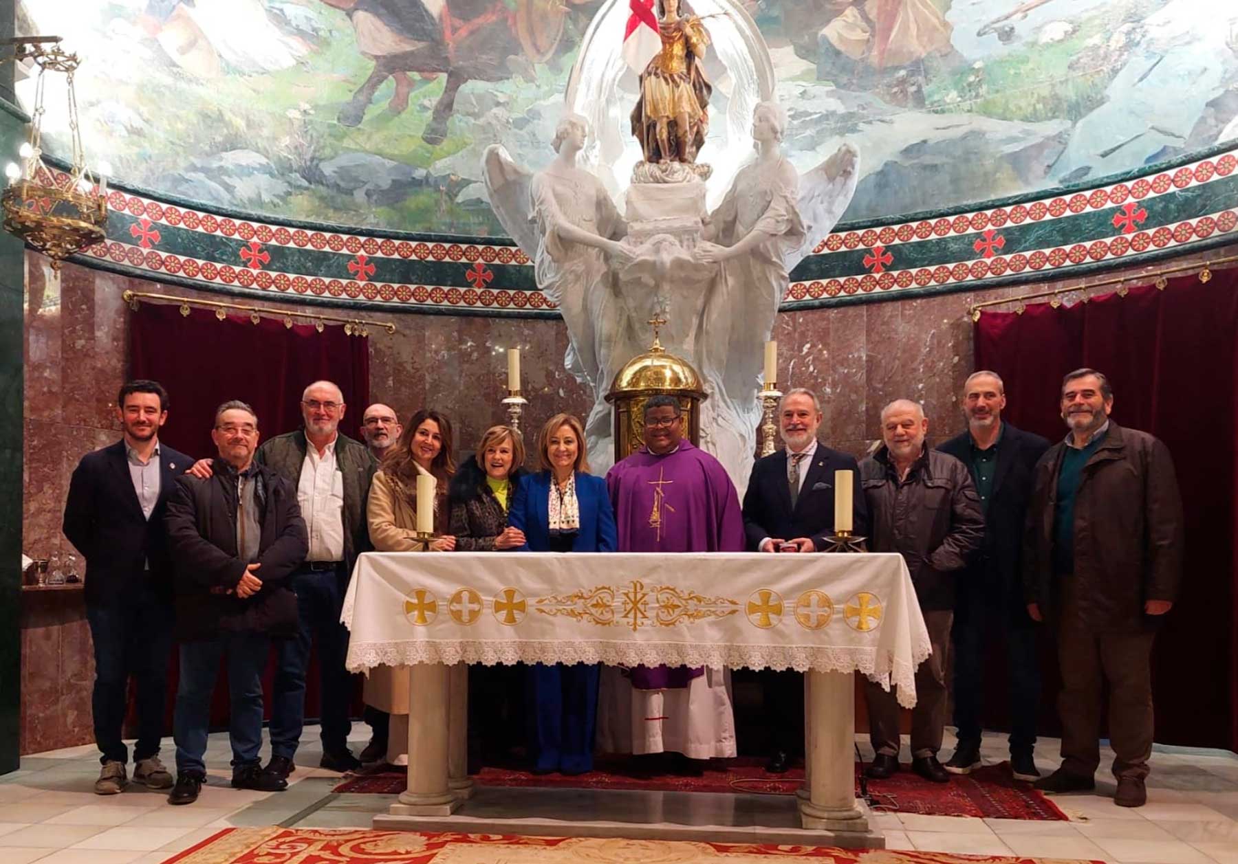 El capitán de los Abencerrajes, Indalecio Carbonell y su esposa y favorita, Chelo Pascual, junto al vicario de la Asociación de San Jorge, el primer tro de los Abencerrajes, Pepe Sanz, y parte de sus emires y damas