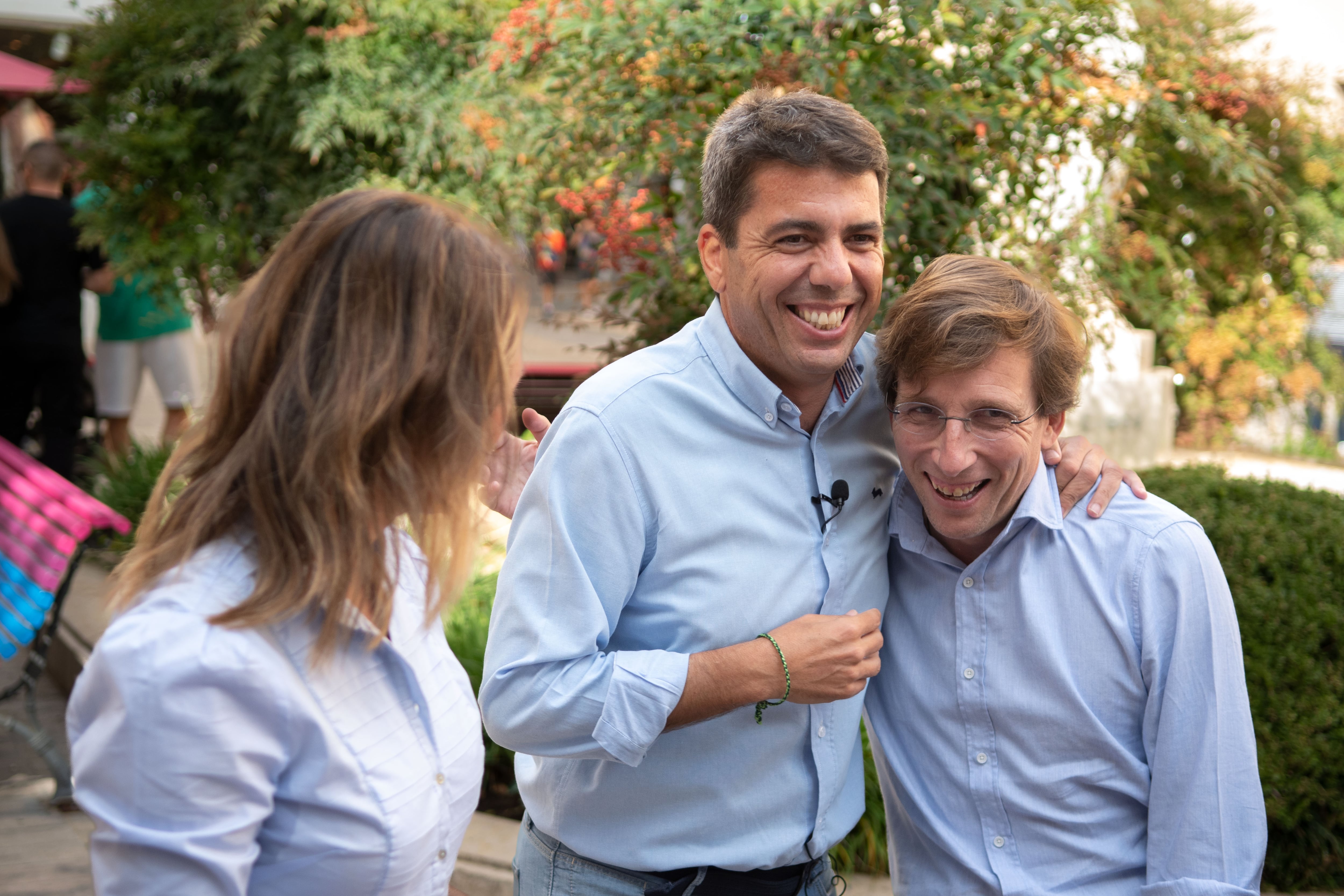 GRAFCVA9100. CASTELLÓN DE LA PLANA, 22/10/2022.- El alcalde de Madrid, José Luis Martínez Almeida (d), junto al presidente del Partido Popular de la Comunitat Valenciana, Carlos Mazón, hoy en el centro de Castelló, donde ha acudido para visitar la ciudad. EFE/Domenech Castelló
