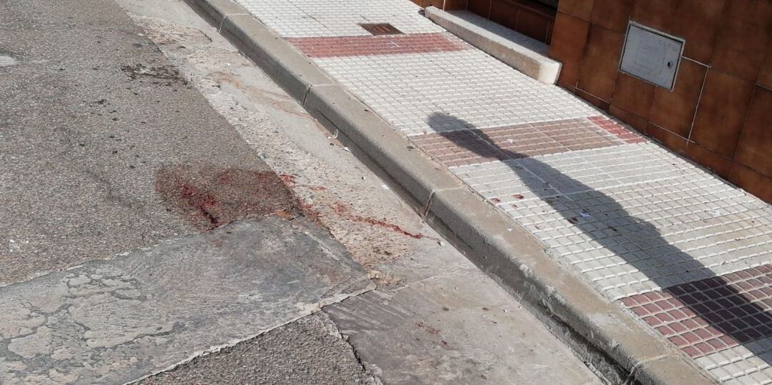 Manchas de sangre en el lugar del atropello