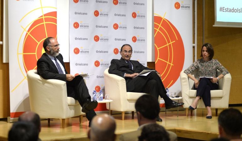 El director del Real Instituto Elcano, Emilio Lamo de Espinosa, junto a los investigadores Fernando Reinares y Carola García, durante la presentación del informe sobre el Estado Islámico que se ha hecho público hoy.