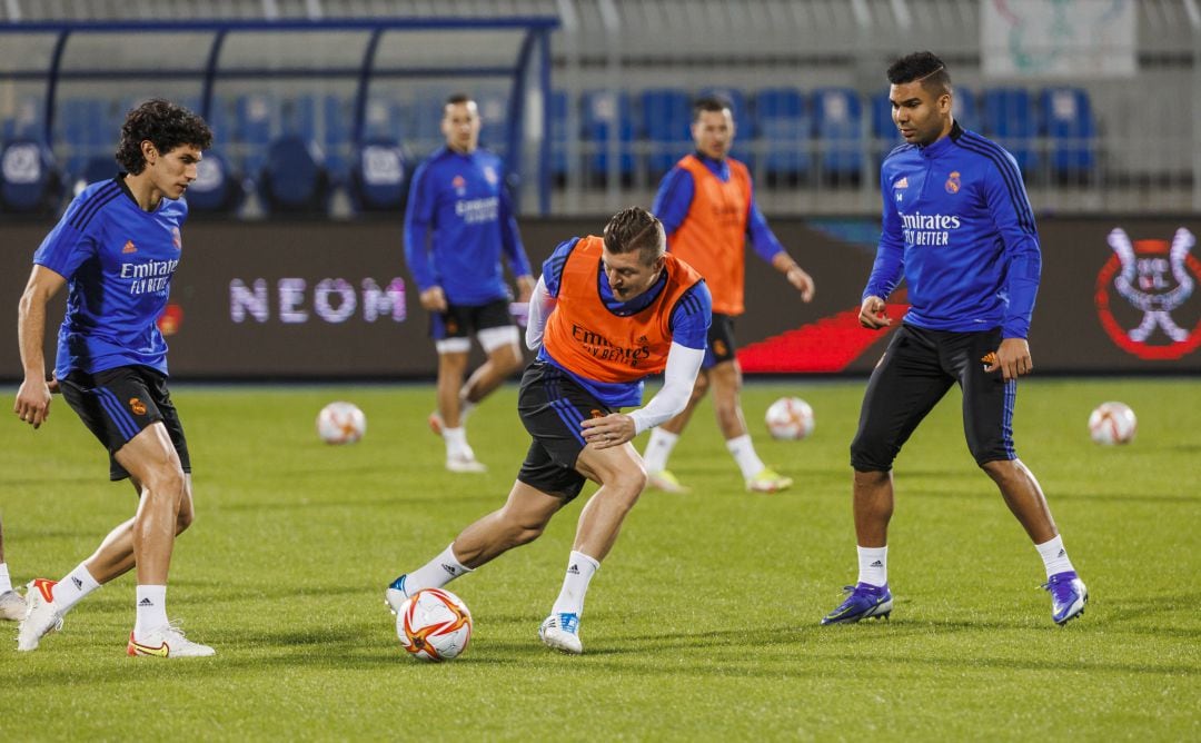 Vallejo, Kroos y Casemiro pelean por un balón ante la atenta mirada de Hazard y Lucas, en el entrenamiento previo al Clásico del Real Madrid