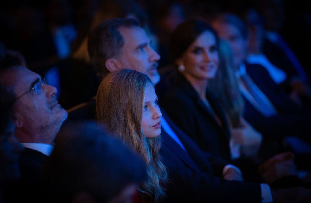 La Princesa Leonor, el Rey Felipe y la Reina Letizia durante los Premios de la FPdGi y el X aniversario en el Palacio de Congresos de Barcelona