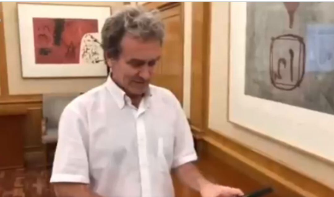 Fernando Simón recibe un regalo.