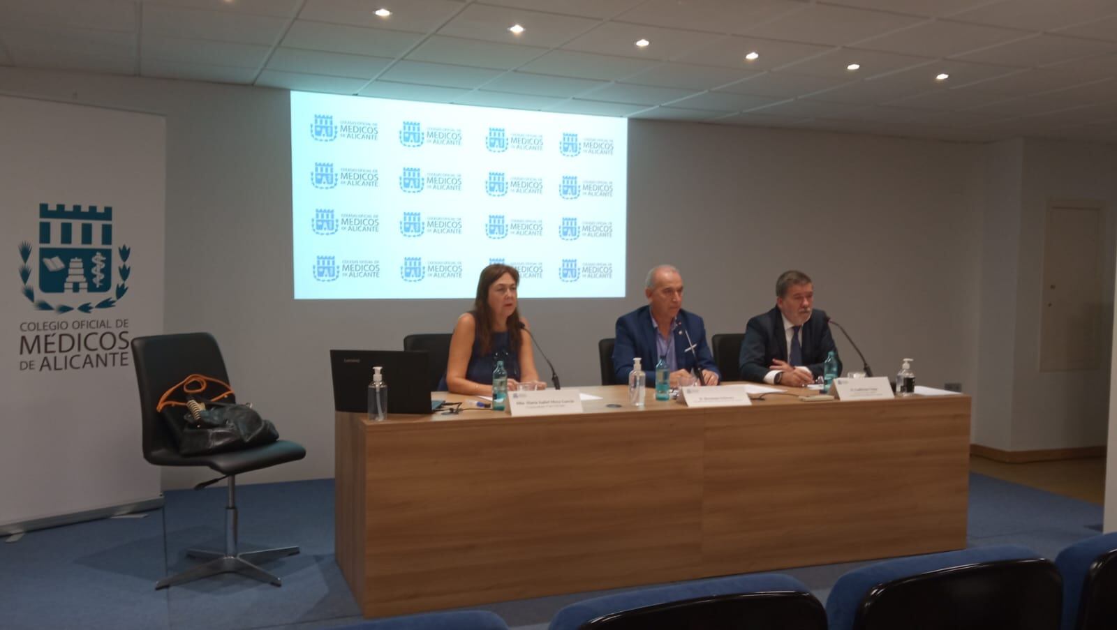 La expresidenta del Colegio de Médicos de Alicante, Isabel Moya (i), el actual presidente, Hermann Schwarz (c), y el director de la causa judicial, Guillermo Llago (i), en una imagen de archivo el día que anunciaron que la justicia admitía su querella