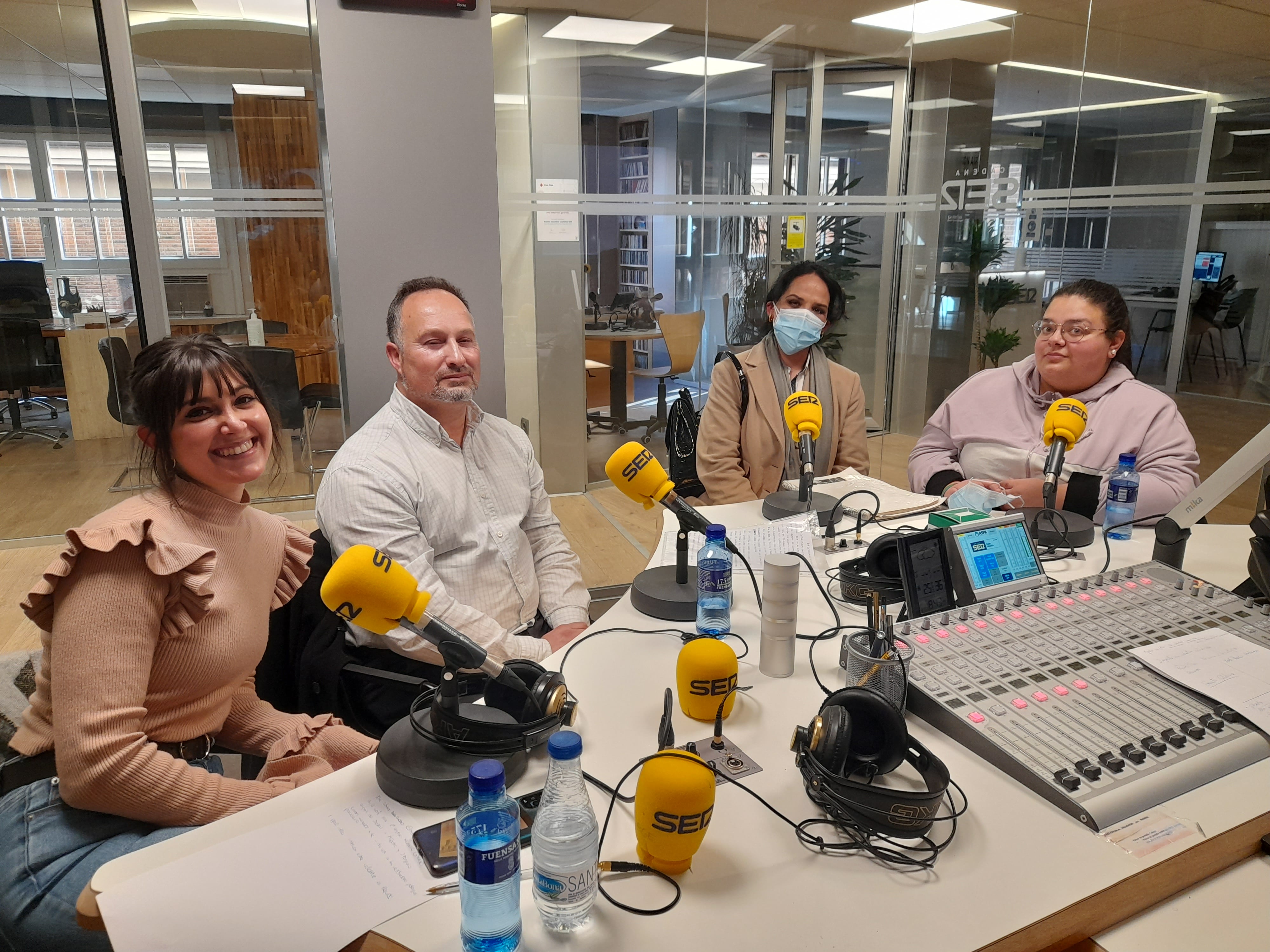 Alberto Lizarraga y a su derecha Janire García y Judith Lobato han presentado la celebración del Día Internacional del Pueblo Gitano en Aranda junto a Diana Martínez, de la Asociación Presencia Gitana