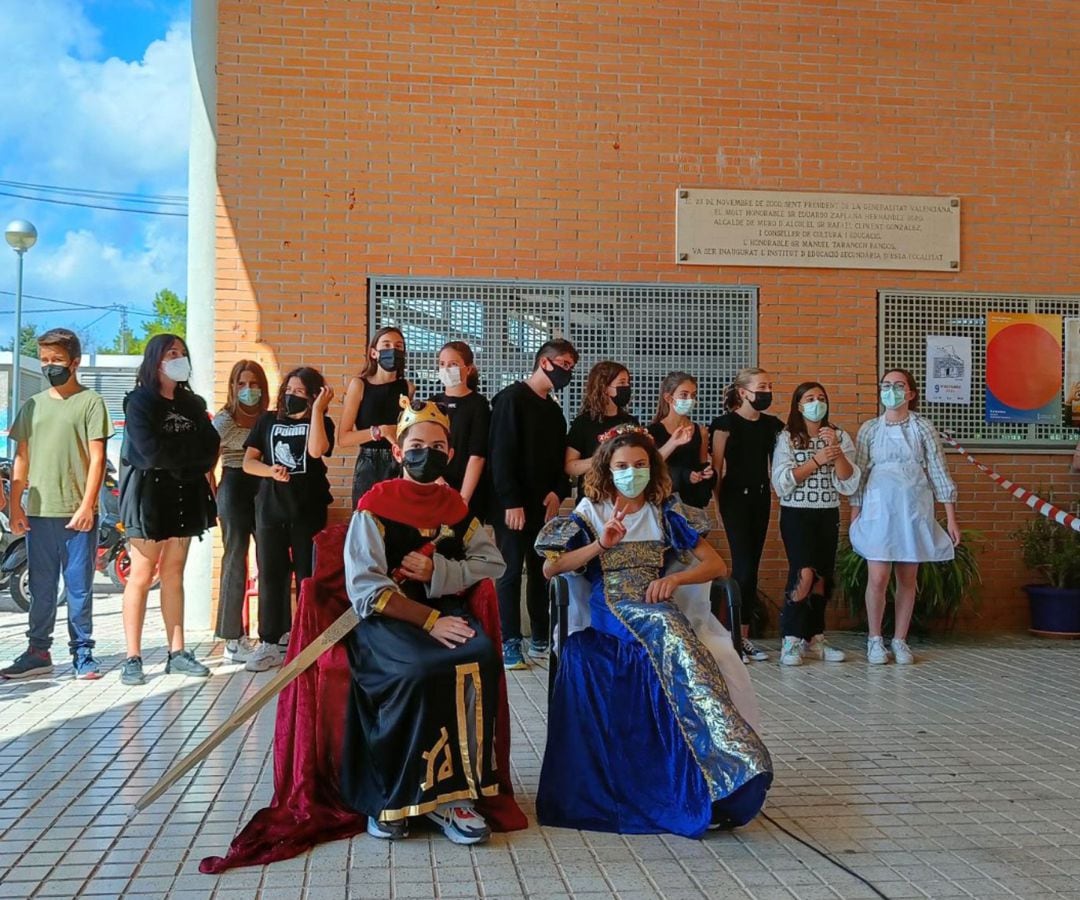 Alumnos durante una representación anterior de la obra de teatro en el patio del centro