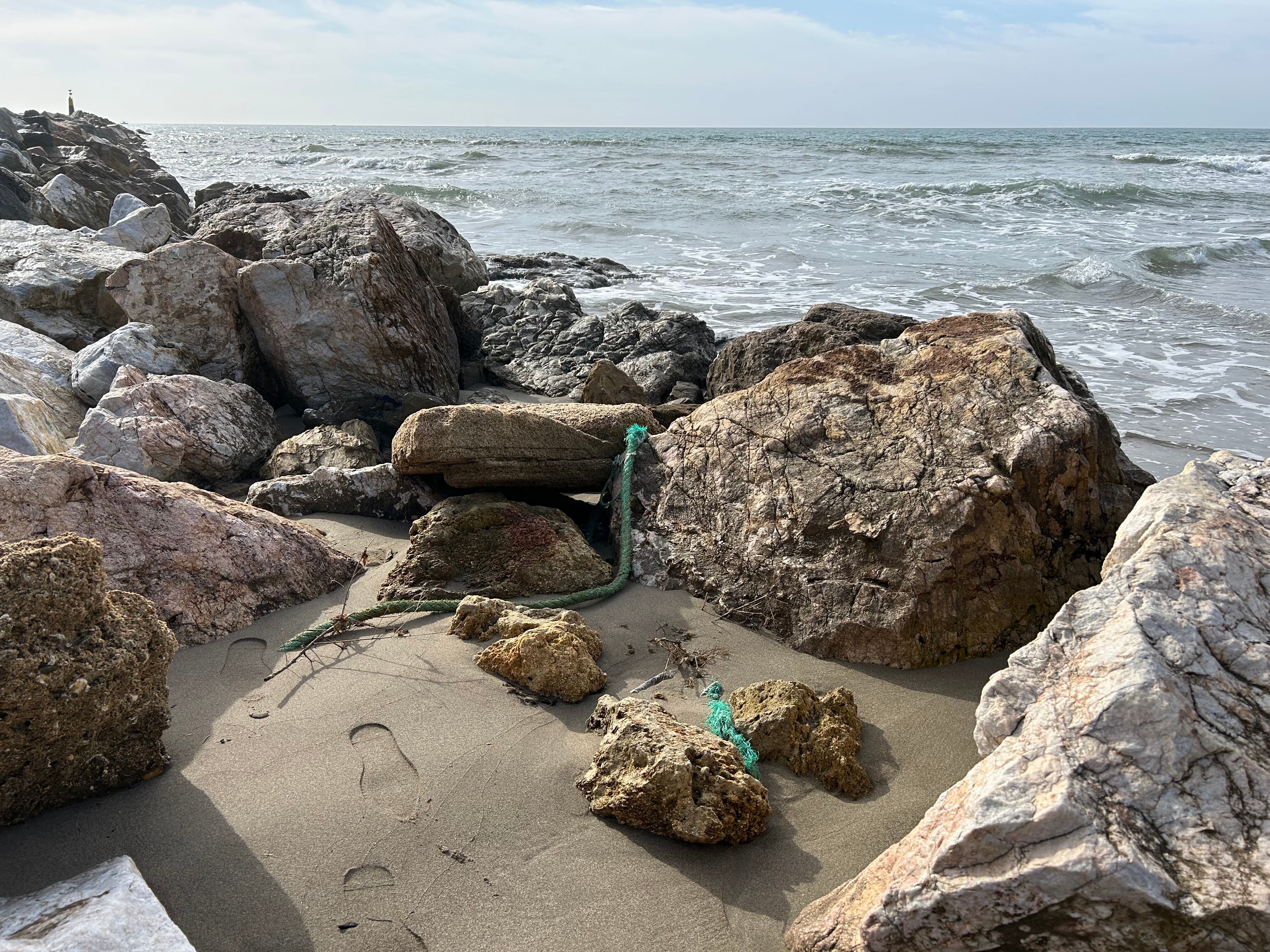 MA02. MARBELLA (MÁLAGA), 18/01/2024.-Imagen de la Playa de Cabopino, Marbella (Málaga). Salvamento Marítimo ha reanudado este jueves, con el apoyo de un avión del Frontex, las tareas de búsqueda de dos jóvenes que permanecen desaparecidos desde el martes, cuando navegaban en una embarcación de fibra de 6,5 metros de eslora que sufrió una avería en el motor a 20 millas de la costa entre Marbella y Cabopino, en Málaga. .EFE/ Esther Gomez
