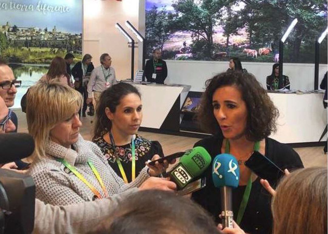 La consejera responsable de turismo, Olga García, atiende a los medios en el stand de Extremadura en Fitur