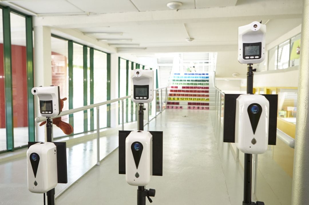 Dispensador de gel hidroalcohólico y medidor de temperatura, mecanismo que constituyen parte del protocolo anticovid para la &#039;vuelta al cole&#039; en el Colegio San Pelayo en Ermua (Bizkaia).