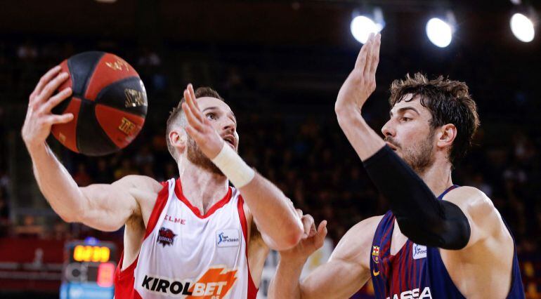  El base brasileño de Kirolbet Baskonia, Marcelinho Huertas intenta superar al pivot croata del FC Barcelona Lassa, Ante Tomic, durante el tercer partido de la semifinal de los playoff de la liga ACB dsiputado en el Palau Blaugrana. 