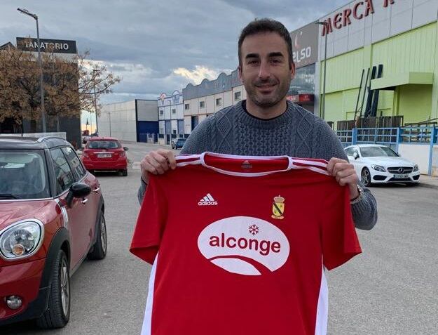 César posa con la camiseta del Jódar C.F., una vez suscrita la ficha federativa