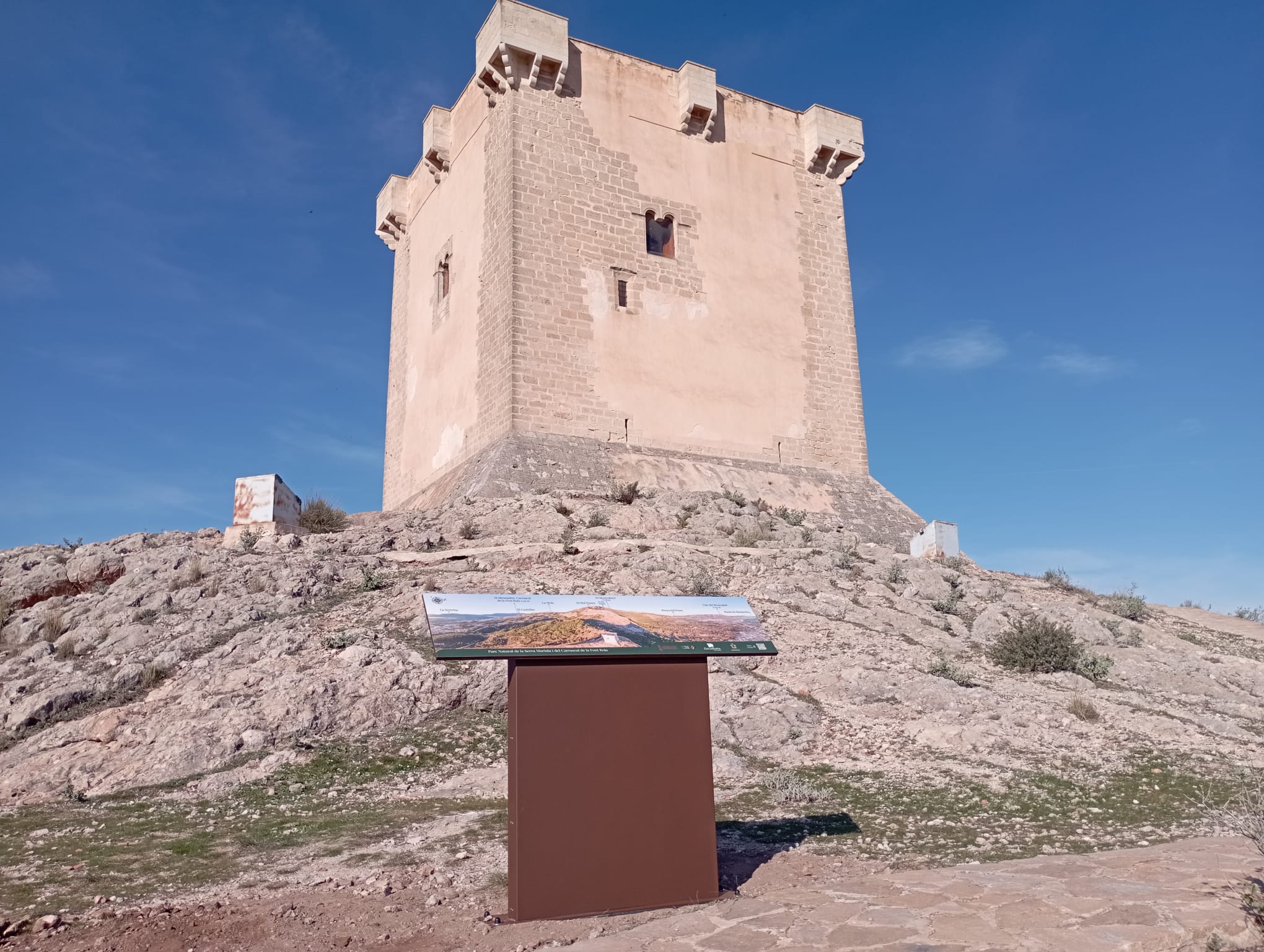 Uno de los paneles se ha instalado a los pies del Castillo de Cocentaina.