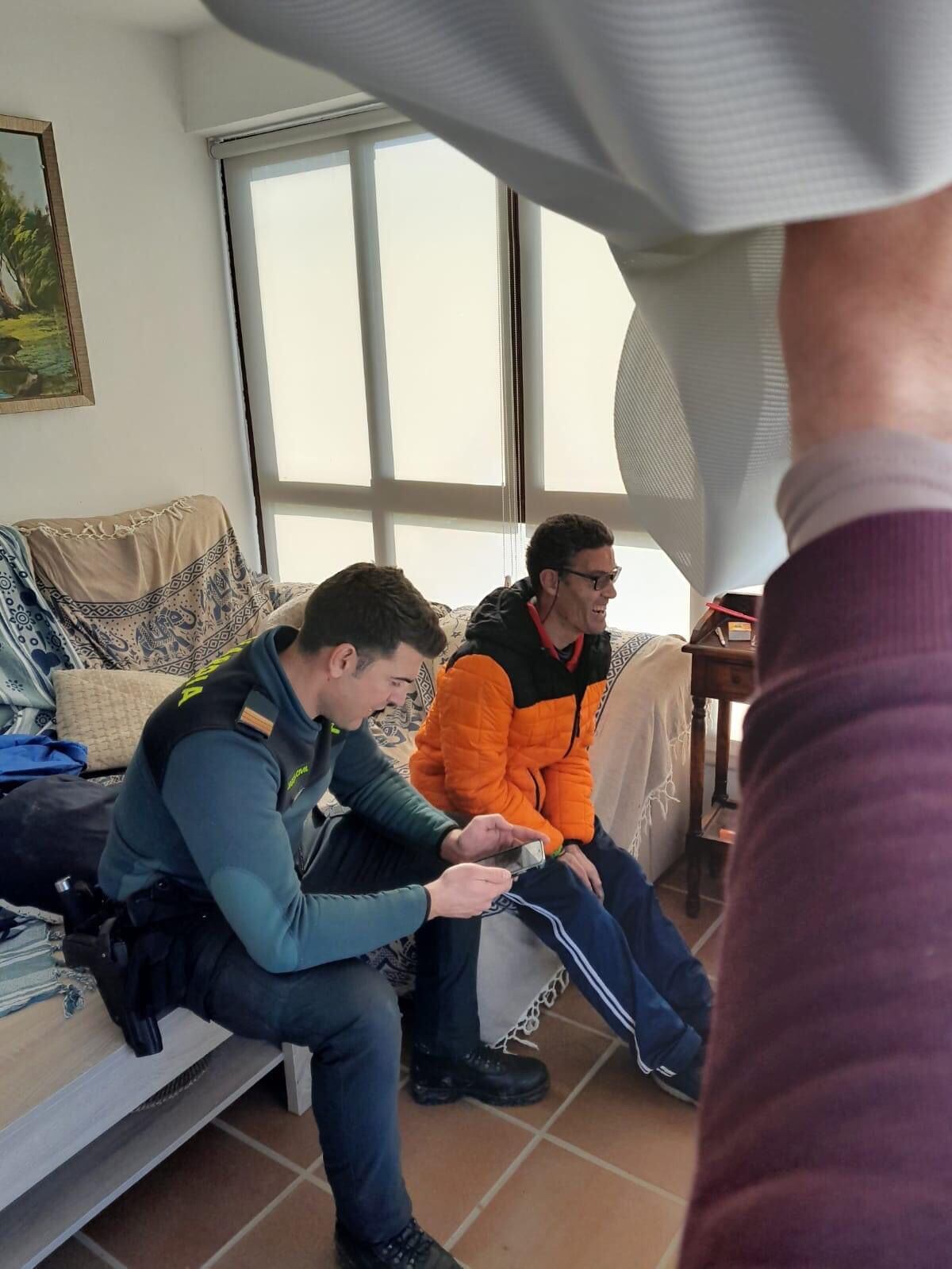 Raúl charla con los agentes de la Guardia Civil tras su rescate