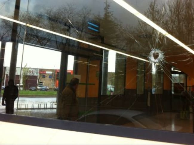 Impacto en uno de los cristales del centro de Mercadona.