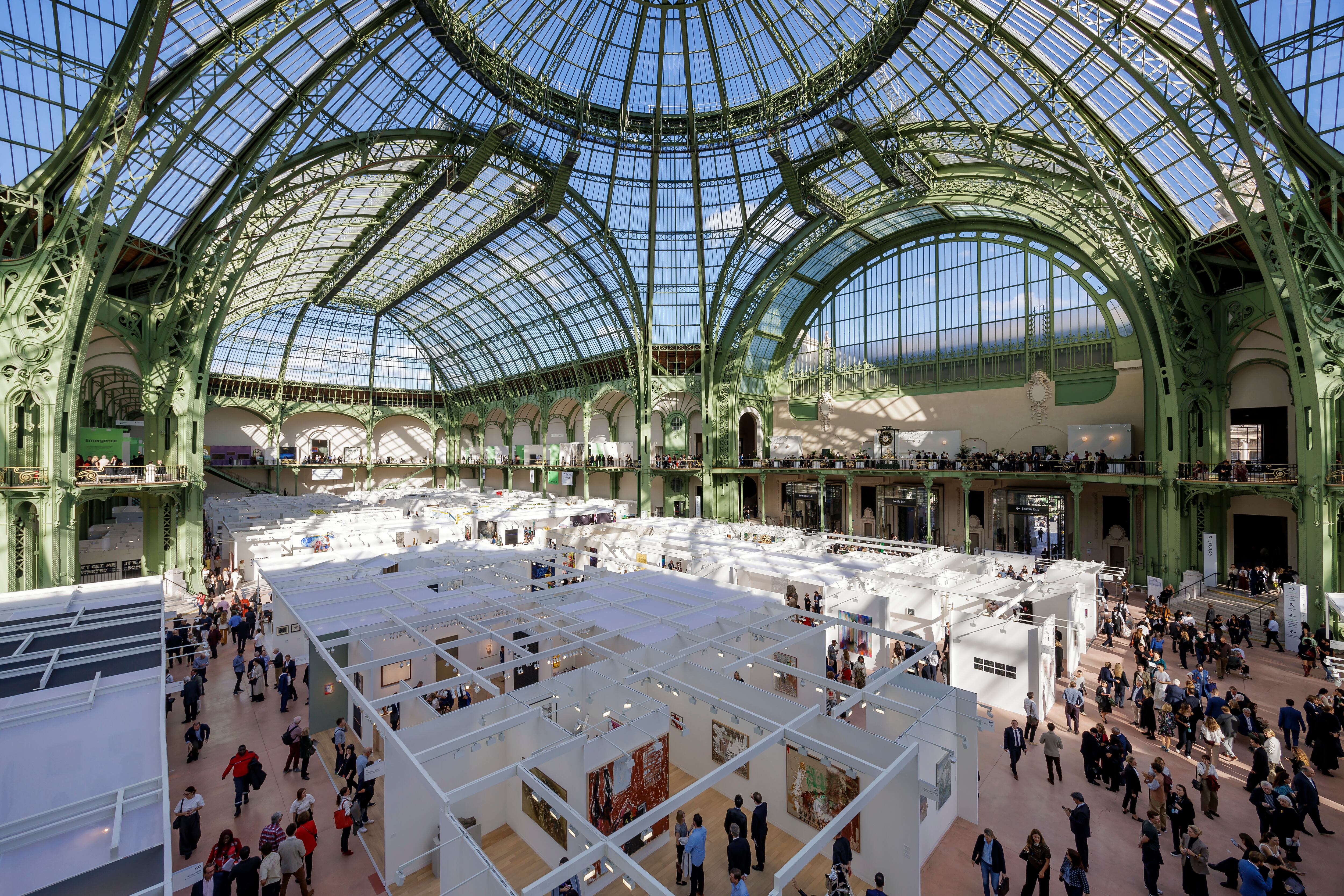 Vista general del Grand Palais durante Art Basel Paris en octubre de 2024