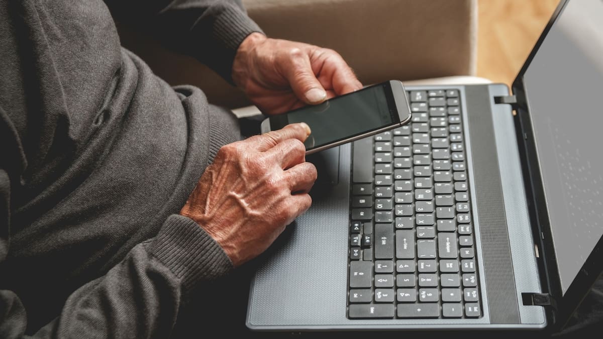 Ser mayor y estar solo, un problema político y de salud pública