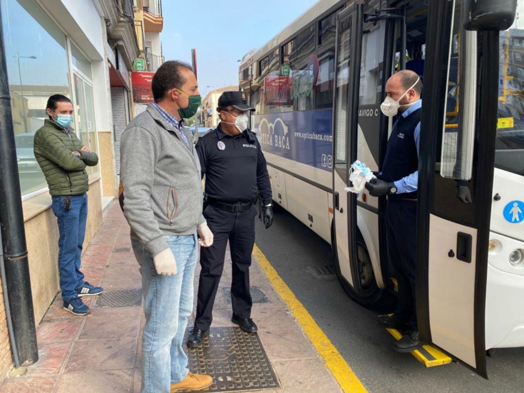 El concejal de Tráfico, Juan Carlos González, supervisa la entrega de mascarillas en los autobuses urbanos de la ciudad